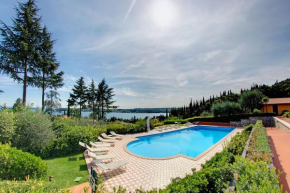 Lovely flat with shared pool and amazing lake view